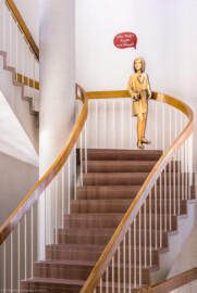 Städtisches Museum Bruchsal - Schloss Bruchsal - Hauptbau / Corps de Logis - Aufgang - Blick auf die südliche Treppe ins dritte Obergeschoss mit der Figur "Michi" (aufgenommen im September 2020, am frühen Nachmittag)