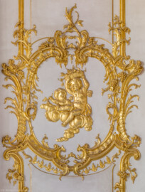 Schloss Bruchsal - Hauptbau / Corps de Logis - Von innen - Beletage - Marmorsaal / Kaisersaal - Nordwestliche Stuckmarmorsäulen, links neben dem Durchgang zum Jagdzimmer - Von Süden - Blick auf eine vergoldete Stuckverzierung an der Wand (aufgenommen im September 2020, am Nachmittag)