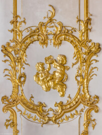 Schloss Bruchsal - Hauptbau / Corps de Logis - Von innen - Beletage - Marmorsaal / Kaisersaal - Nordöstliche Stuckmarmorsäulen, rechts neben dem Durchgang zum Jagdzimmer - Von Süden - Blick auf eine vergoldete Stuckverzierung an der Wand (aufgenommen im September 2020, am Nachmittag) Schloss Bruchsal - Hauptbau / Corps de Logis - Von innen - Beletage - Marmorsaal / Kaisersaal - Nordöstliche Stuckmarmorsäulen, rechts neben dem Durchgang zum Jagdzimmer - Von Süden - Blick auf eine vergoldete Stuckverzierung an der Wand (aufgenommen im September 2020, am Nachmittag)