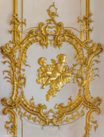Schloss Bruchsal - Hauptbau / Corps de Logis - Von innen - Beletage - Marmorsaal / Kaisersaal - Südöstliche Stuckmarmorsäulen, links neben dem Durchgang zum Gelben Zimmer - Von Norden - Blick auf eine vergoldete Stuckverzierung an der Wand (aufgenommen im September 2020, am Nachmittag)