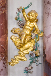 Schloss Bruchsal - Hauptbau / Corps de Logis - Von innen - Beletage - Marmorsaal / Kaisersaal - Doppelsäulen links des Durchgangs zum Kuppelsaal - Von Westen - Blick auf einen vergoldeten Putto (aufgenommen im September 2020, am Nachmittag)