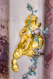 Schloss Bruchsal - Hauptbau / Corps de Logis - Von innen - Beletage - Marmorsaal / Kaisersaal - Doppelsäulen rechts des Durchgangs zum Kuppelsaal - Von Westen - Blick auf einen vergoldeten Putto (aufgenommen im September 2020, am Nachmittag) Schloss Bruchsal - Hauptbau / Corps de Logis - Von innen - Beletage - Marmorsaal / Kaisersaal - Doppelsäulen rechts des Durchgangs zum Kuppelsaal - Von Westen - Blick auf einen vergoldeten Putto (aufgenommen im September 2020, am Nachmittag)