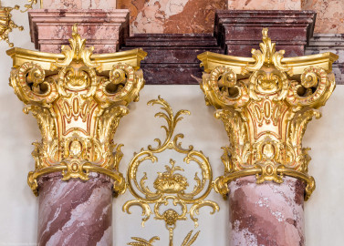 Schloss Bruchsal - Hauptbau / Corps de Logis - Von innen - Beletage - Marmorsaal / Kaisersaal - Doppelsäulen rechts des Durchgangs zum Kuppelsaal - Von Westen - Blick auf die vergoldeten Kapitelle der marmorierten Doppelsäulen sowie auf eine vergoldete Stuckverzierung (aufgenommen im September 2020, am Nachmittag) Schloss Bruchsal - Hauptbau / Corps de Logis - Von innen - Beletage - Marmorsaal / Kaisersaal - Doppelsäulen rechts des Durchgangs zum Kuppelsaal - Von Westen - Blick auf die vergoldeten Kapitelle der marmorierten Doppelsäulen sowie auf eine vergoldete Stuckverzierung (aufgenommen im September 2020, am Nachmittag)