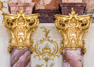 Schloss Bruchsal - Hauptbau / Corps de Logis - Von innen - Beletage - Marmorsaal / Kaisersaal - Doppelsäulen rechts des Durchgangs zum Kuppelsaal - Von Westen - Blick auf die vergoldeten Kapitelle der marmorierten Doppelsäulen sowie auf eine vergoldete Stuckverzierung (aufgenommen im September 2020, am Nachmittag)