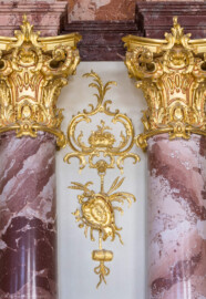 Schloss Bruchsal - Hauptbau / Corps de Logis - Von innen - Beletage - Marmorsaal / Kaisersaal - Doppelsäulen rechts des Durchgangs zum Kuppelsaal - Von Westen - Blick auf das Gesims, die marmorierten Doppelsäulen mit vergoldeten Kapitellen sowie auf eine vergoldete Stuckverzierung (aufgenommen im September 2020, am Nachmittag) Schloss Bruchsal - Hauptbau / Corps de Logis - Von innen - Beletage - Marmorsaal / Kaisersaal - Doppelsäulen rechts des Durchgangs zum Kuppelsaal - Von Westen - Blick auf das Gesims, die marmorierten Doppelsäulen mit vergoldeten Kapitellen sowie auf eine vergoldete Stuckverzierung (aufgenommen im September 2020, am Nachmittag)