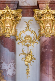 Schloss Bruchsal - Hauptbau / Corps de Logis - Von innen - Beletage - Marmorsaal / Kaisersaal - Doppelsäulen links des Durchgangs zum Kuppelsaal - Von Westen - Blick auf das Gesims, die marmorierten Doppelsäulen mit vergoldeten Kapitellen sowie auf eine vergoldete Stuckverzierung (aufgenommen im September 2020, am Nachmittag)