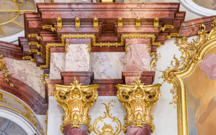 Schloss Bruchsal - Hauptbau / Corps de Logis - Von innen - Beletage - Marmorsaal / Kaisersaal - Doppelsäulen links des Durchgangs zum Kuppelsaal - Von Westen - Blick auf das Gesims, die vergoldeten Stuckverzierungen sowie auf die vergoldeten Kapitelle (aufgenommen im September 2020, am Nachmittag)