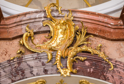 Schloss Bruchsal - Hauptbau / Corps de Logis - Von innen - Beletage - Marmorsaal / Kaisersaal - Von Westen - Blick auf die vergoldete Stuckverzierung oberhalb des rechten (südlichen) Fensters zum Kuppelsaal (aufgenommen im September 2020, am Nachmittag)