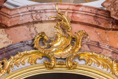 Schloss Bruchsal - Hauptbau / Corps de Logis - Von innen - Beletage - Marmorsaal / Kaisersaal - Von Westen - Blick auf die vergoldeten Stuckverzierungen oberhalb des Porträts von Maria Theresia an der Südostwand (aufgenommen im September 2020, am Nachmittag) Schloss Bruchsal - Hauptbau / Corps de Logis - Von innen - Beletage - Marmorsaal / Kaisersaal - Von Westen - Blick auf die vergoldeten Stuckverzierungen oberhalb des Porträts von Maria Theresia an der Südostwand (aufgenommen im September 2020, am Nachmittag)