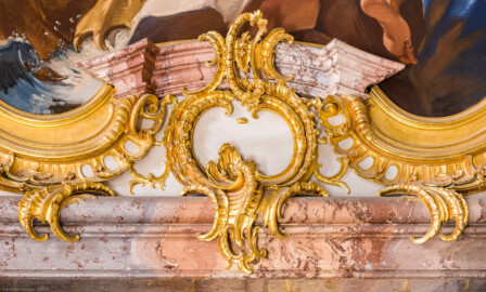 Schloss Bruchsal - Hauptbau / Corps de Logis - Von innen - Beletage - Marmorsaal / Kaisersaal - Von Süden - Blick auf die vergoldeten Stuckverzierungen oberhalb der (nördlichen) Tür zum Jagdzimmer (aufgenommen im September 2020, am Nachmittag)