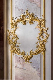 Schloss Bruchsal - Hauptbau / Corps de Logis - Von innen - Beletage - Marmorsaal / Kaisersaal - Fenster rechts der Tür zum Altan, rechte Laibung - Blick auf eine vergoldete Stuckverzierung (aufgenommen im September 2020, am Nachmittag)