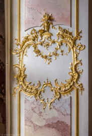 Schloss Bruchsal - Hauptbau / Corps de Logis - Von innen - Beletage - Marmorsaal / Kaisersaal - Tür zum Altan, rechte Laibung - Blick auf eine vergoldete Stuckverzierung (aufgenommen im September 2020, am Nachmittag)