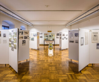 Städtisches Museum Bruchsal - Schloss Bruchsal - Hauptbau / Corps de Logis - Von innen - Westlicher Raum, Bereich 1. März 1945 / Zerstörung von Bruchsal - Von Süden - Blick nach Norden in den Raum mit der Dokumentation über die Bombardierung und den Brand von Bruchsal, in der Mitte eine 500 Pfund-Sprengbombe (aufgenommen im Oktober 2020, um die Mittagszeit) Städtisches Museum Bruchsal - Schloss Bruchsal - Hauptbau / Corps de Logis - Von innen - Westlicher Raum, Bereich 1. März 1945 / Zerstörung von Bruchsal - Von Süden - Blick nach Norden in den Raum mit der Dokumentation über die Bombardierung und den Brand von Bruchsal, in der Mitte eine 500 Pfund-Sprengbombe (aufgenommen im Oktober 2020, um die Mittagszeit)