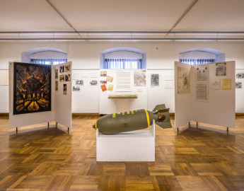 Städtisches Museum Bruchsal - Schloss Bruchsal - Hauptbau / Corps de Logis - Von innen - Westlicher Raum, Bereich 1. März 1945 / Zerstörung von Bruchsal - Von Osten - Blick nach Westen in den Raum mit der Dokumentation über die Bombardierung und den Brand von Bruchsal, in der Mitte eine 500 Pfund-Sprengbombe, links das Gemälde "Synagogenbrand in Bruchsal", gemalt 1992 von Jürgen Spatschke (aufgenommen im Oktober 2020, am frühen Nachmittag) Städtisches Museum Bruchsal - Schloss Bruchsal - Hauptbau / Corps de Logis - Von innen - Westlicher Raum, Bereich 1. März 1945 / Zerstörung von Bruchsal - Von Osten - Blick nach Westen in den Raum mit der Dokumentation über die Bombardierung und den Brand von Bruchsal, in der Mitte eine 500 Pfund-Sprengbombe, links das Gemälde "Synagogenbrand in Bruchsal", gemalt 1992 von Jürgen Spatschke (aufgenommen im Oktober 2020, am frühen Nachmittag)