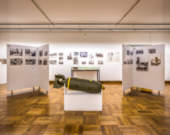 Städtisches Museum Bruchsal - Schloss Bruchsal - Hauptbau / Corps de Logis - Von innen - Westlicher Raum, Bereich 1. März 1945 / Zerstörung von Bruchsal - Von Westen - Blick nach Osten in den Raum mit der Dokumentation über die Bombardierung und den Brand von Bruchsal, in der Mitte eine 500 Pfund-Sprengbombe (aufgenommen im Oktober 2020, am frühen Nachmittag) Städtisches Museum Bruchsal - Schloss Bruchsal - Hauptbau / Corps de Logis - Von innen - Westlicher Raum, Bereich 1. März 1945 / Zerstörung von Bruchsal - Von Westen - Blick nach Osten in den Raum mit der Dokumentation über die Bombardierung und den Brand von Bruchsal, in der Mitte eine 500 Pfund-Sprengbombe (aufgenommen im Oktober 2020, am frühen Nachmittag)