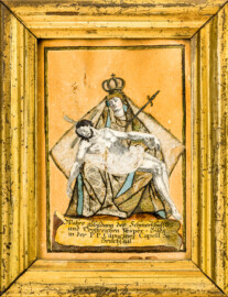 Städtisches Museum Bruchsal - Schloss Bruchsal - Hauptbau / Corps de Logis - Pietà "Wahre abbildung des Schmerzhaften und Trostreichen Vesper-Bilds in der P.P. Capuziner Capell zu Bruchsal" (erhalten gebliebene Darstellung aus dem ehemaligen Bruchsaler Kapuzinerkloster; Kloster ab 1671 errichtet, 1833 entweiht, 1880 abgebrochen; Darstellung seit 1987 im Museumsbestand; Höhe x Breite ohne Rahmen 13 cm x 9,0 cm) (aufgenommen im Oktober 2020, am Nachmittag) Städtisches Museum Bruchsal - Schloss Bruchsal - Hauptbau / Corps de Logis - Pietà "Wahre abbildung des Schmerzhaften und Trostreichen Vesper-Bilds in der P.P. Capuziner Capell zu Bruchsal" (erhalten gebliebene Darstellung aus dem ehemaligen Bruchsaler Kapuzinerkloster; Kloster ab 1671 errichtet, 1833 entweiht, 1880 abgebrochen; Darstellung seit 1987 im Museumsbestand; Höhe x Breite ohne Rahmen 13 cm x 9,0 cm) (aufgenommen im Oktober 2020, am Nachmittag)