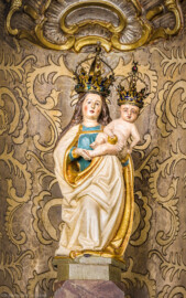 Waghäusel - Wallfahrtskirche - Von innen - Längsschiff - Im Südosten - Gnadenaltar - Von Westen - Blick auf das Gnadenbild der "Mutter mit dem gütigen Herzen" (Gnadenaltar gestaltet 1930 von Emil Sutor, 1888-1974; Madonna-Statuette wahrscheinlich geschaffen um 1430/40 in Lothringen) (aufgenommen im Oktober 2020, am Nachmittag)