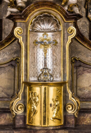 Waghäusel - Wallfahrtskirche - Von innen - Längsschiff - Im Südosten - Gnadenaltar - Von Westen - Blick auf den Tabernakel mit Expositionsnische und Altarkreuz (Gnadenaltar gestaltet 1930 von Emil Sutor, 1888-1974) (aufgenommen im Oktober 2020, am Nachmittag)