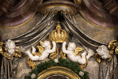 Waghäusel - Wallfahrtskirche - Von innen - Längsschiff - Im Südosten - Gnadenaltar - Von Westen - Blick auf den oberen Teil des Retabels mit Putti und Krone (Gnadenaltar gestaltet 1930 von Emil Sutor, 1888-1974) (aufgenommen im Oktober 2020, am späten Nachmittag) Waghäusel - Wallfahrtskirche - Von innen - Längsschiff - Im Südosten - Gnadenaltar - Von Westen - Blick auf den oberen Teil des Retabels mit Putti und Krone (Gnadenaltar gestaltet 1930 von Emil Sutor, 1888-1974) (aufgenommen im Oktober 2020, am späten Nachmittag)