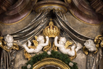 Waghäusel - Wallfahrtskirche - Von innen - Längsschiff - Im Südosten - Gnadenaltar - Von Westen - Blick auf den oberen Teil des Retabels mit Putti und Krone (Gnadenaltar gestaltet 1930 von Emil Sutor, 1888-1974) (aufgenommen im Oktober 2020, am späten Nachmittag)