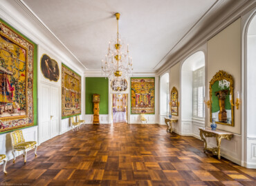 Schloss Bruchsal - Hauptbau / Corps de Logis - Von innen - Beletage - Jagdzimmer - Von Norden - Blick vom Durchgang zum Musikzimmer nach Süden in das Jagdzimmer und in den Marmorsaal (aufgenommen im Oktober 2020, am frühen Nachmittag)
