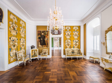 Schloss Bruchsal - Hauptbau / Corps de Logis - Beletage - Musikzimmer - Von Norden - Blick nach Süden in das Musikzimmer und in das Jagdzimmer; an der Wand Savonnerien mit chinoisen Motiven, ebenso an den Möbeln; oben die Supraporte "Die Verhaftung des Mucius Scaevola" (gemalt von Johannes Zick), links ein Porträt von Franz Christoph von Hutten zum Stolzenberg (Maler unbekannt) (aufgenommen im Oktober 2020, am Nachmittag)