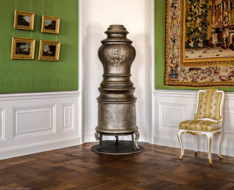 Schloss Bruchsal - Hauptbau / Corps de Logis - Von innen - Beletage - Jagdzimmer - Nordostecke - Blick auf die nordöstliche Ofennische und den Stubenofen aus Gusseisen (sog. Kanonenofen) mit dem fürstbischöflichen Wappen von Franz Christoph von Hutten zum Stolzenberg (hergestellt wohl um 1761; Gewicht ca. 250 kg; beschädigt beim Brand 1945, wohl nach 2000 wiederhergestellt, u.a. durch Restauratorin Magdalena Baur und der Kunstschmiede Peter Klink aus Pfullendorf) (aufgenommen im Oktober 2020, am Nachmittag) Schloss Bruchsal - Hauptbau / Corps de Logis - Von innen - Beletage - Jagdzimmer - Nordostecke - Blick auf die nordöstliche Ofennische und den Stubenofen aus Gusseisen (sog. Kanonenofen) mit dem fürstbischöflichen Wappen von Franz Christoph von Hutten zum Stolzenberg (hergestellt wohl um 1761; Gewicht ca. 250 kg; beschädigt beim Brand 1945, wohl nach 2000 wiederhergestellt, u.a. durch Restauratorin Magdalena Baur und der Kunstschmiede Peter Klink aus Pfullendorf) (aufgenommen im Oktober 2020, am Nachmittag)