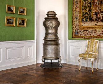 Schloss Bruchsal - Hauptbau / Corps de Logis - Von innen - Beletage - Jagdzimmer - Nordostecke - Blick auf die nordöstliche Ofennische und den Stubenofen aus Gusseisen (sog. Kanonenofen) mit dem fürstbischöflichen Wappen von Franz Christoph von Hutten zum Stolzenberg (hergestellt wohl um 1761; Gewicht ca. 250 kg; beschädigt beim Brand 1945, wohl nach 2000 wiederhergestellt, u.a. durch Restauratorin Magdalena Baur und der Kunstschmiede Peter Klink aus Pfullendorf) (aufgenommen im Oktober 2020, am Nachmittag) Schloss Bruchsal - Hauptbau / Corps de Logis - Von innen - Beletage - Jagdzimmer - Nordostecke - Blick auf die nordöstliche Ofennische und den Stubenofen aus Gusseisen (sog. Kanonenofen) mit dem fürstbischöflichen Wappen von Franz Christoph von Hutten zum Stolzenberg (hergestellt wohl um 1761; Gewicht ca. 250 kg; beschädigt beim Brand 1945, wohl nach 2000 wiederhergestellt, u.a. durch Restauratorin Magdalena Baur und der Kunstschmiede Peter Klink aus Pfullendorf) (aufgenommen im Oktober 2020, am Nachmittag)