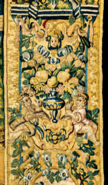 Schloss Bruchsal - Hauptbau / Corps de Logis - Von innen - Beletage - Gelbes Zimmer - Ostwand, nördliche Seite - Ausschnitt (rechte Bordüre, oberhalb der Mitte) aus der Tapisserie "David besänftigt Saul mit Saitenspiel" der sechsteiligen Folge mit Szenen aus dem Alten Testament (hier: Episode aus der Geschichte Davids, 1. Buch Samuel, Kapitel 18; Inv.Nr. G 115; Höhe x Breite: 274 cm x 328 cm; hergestellt von Martin II Reymbouts in Brüssel, um 1600; restauriert 1965/66 und nach 2007) (aufgenommen im Oktober 2020, am frühen Nachmittag) Schloss Bruchsal - Hauptbau / Corps de Logis - Von innen - Beletage - Gelbes Zimmer - Ostwand, nördliche Seite - Ausschnitt (rechte Bordüre, oberhalb der Mitte) aus der Tapisserie "David besänftigt Saul mit Saitenspiel" der sechsteiligen Folge mit Szenen aus dem Alten Testament (hier: Episode aus der Geschichte Davids, 1. Buch Samuel, Kapitel 18; Inv.Nr. G 115; Höhe x Breite: 274 cm x 328 cm; hergestellt von Martin II Reymbouts in Brüssel, um 1600; restauriert 1965/66 und nach 2007) (aufgenommen im Oktober 2020, am frühen Nachmittag)