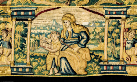 Schloss Bruchsal - Hauptbau / Corps de Logis - Von innen - Beletage - Gelbes Zimmer - Ostwand, nördliche Seite - Ausschnitt (untere Bordüre, Mitte) aus der Tapisserie "David besänftigt Saul mit Saitenspiel" der sechsteiligen Folge mit Szenen aus dem Alten Testament (hier: Episode aus der Geschichte Davids, 1. Buch Samuel, Kapitel 18; Inv.Nr. G 115; Höhe x Breite: 274 cm x 328 cm; hergestellt von Martin II Reymbouts in Brüssel, um 1600; restauriert 1965/66 und nach 2007) (aufgenommen im Oktober 2020, am Nachmittag) Schloss Bruchsal - Hauptbau / Corps de Logis - Von innen - Beletage - Gelbes Zimmer - Ostwand, nördliche Seite - Ausschnitt (untere Bordüre, Mitte) aus der Tapisserie "David besänftigt Saul mit Saitenspiel" der sechsteiligen Folge mit Szenen aus dem Alten Testament (hier: Episode aus der Geschichte Davids, 1. Buch Samuel, Kapitel 18; Inv.Nr. G 115; Höhe x Breite: 274 cm x 328 cm; hergestellt von Martin II Reymbouts in Brüssel, um 1600; restauriert 1965/66 und nach 2007) (aufgenommen im Oktober 2020, am Nachmittag)