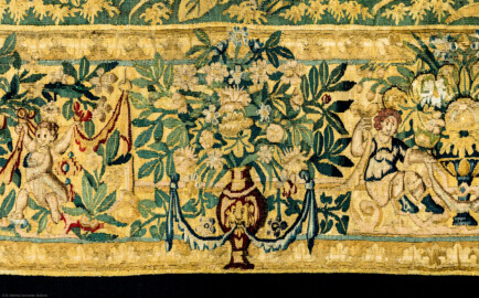 Schloss Bruchsal - Hauptbau / Corps de Logis - Von innen - Beletage - Gelbes Zimmer - Ostwand, nördliche Seite - Ausschnitt (untere Bordüre, links, Mitte) aus der Tapisserie "David besänftigt Saul mit Saitenspiel" der sechsteiligen Folge mit Szenen aus dem Alten Testament (hier: Episode aus der Geschichte Davids, 1. Buch Samuel, Kapitel 18; Inv.Nr. G 115; Höhe x Breite: 274 cm x 328 cm; hergestellt von Martin II Reymbouts in Brüssel, um 1600; restauriert 1965/66 und nach 2007) (aufgenommen im Oktober 2020, am Nachmittag) Schloss Bruchsal - Hauptbau / Corps de Logis - Von innen - Beletage - Gelbes Zimmer - Ostwand, nördliche Seite - Ausschnitt (untere Bordüre, links, Mitte) aus der Tapisserie "David besänftigt Saul mit Saitenspiel" der sechsteiligen Folge mit Szenen aus dem Alten Testament (hier: Episode aus der Geschichte Davids, 1. Buch Samuel, Kapitel 18; Inv.Nr. G 115; Höhe x Breite: 274 cm x 328 cm; hergestellt von Martin II Reymbouts in Brüssel, um 1600; restauriert 1965/66 und nach 2007) (aufgenommen im Oktober 2020, am Nachmittag)