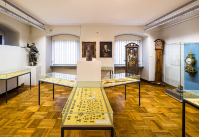 Städtisches Museum Bruchsal - Schloss Bruchsal - Hauptbau / Corps de Logis - Von innen - Südlicher Raum, Bereich Münzen und Medaillen - Von Osten - Blick nach Westen in den Raum (aufgenommen im Oktober 2020, am frühen Nachmittag)