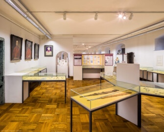 Städtisches Museum Bruchsal - Schloss Bruchsal - Hauptbau / Corps de Logis - Von innen - Südlicher Raum, Bereich Münzen und Medaillen - Von Westen - Blick nach Osten in den Raum (aufgenommen im Oktober 2020, am Nachmittag) Städtisches Museum Bruchsal - Schloss Bruchsal - Hauptbau / Corps de Logis - Von innen - Südlicher Raum, Bereich Münzen und Medaillen - Von Westen - Blick nach Osten in den Raum (aufgenommen im Oktober 2020, am Nachmittag)