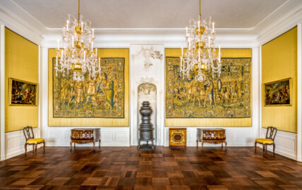 Schloss Bruchsal - Hauptbau / Corps de Logis - Von innen - Beletage - Gelbes Zimmer - Ostwand - Blick von Westen in das Gelbe Zimmer, links und rechts die beiden Gemälde von Januarius Zick, in der Mitte die beiden Kommoden von Abraham Roentgen sowie die beiden Tapisserien mit Szenen aus dem Alten Testament, hergestellt von Martin II Reymbouts (aufgenommen im  November 2020, am späten Vormittag)