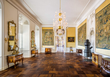Schloss Bruchsal - Hauptbau / Corps de Logis - Von innen - Beletage - Gelbes Zimmer - Von Süden - Blick vom Durchgang zum Roten Zimmer nach Norden in das Gelbe Zimmer und in den Marmorsaal; zu sehen sind die Tapisserien mit Szenen aus dem Alten Testament, hergestellt von Martin II Reymbouts, die Kommoden, gefertigt von Abraham Roentgen, sowie das Gemälde von Januarius Zick (aufgenommen im  November 2020, am späten Vormittag)