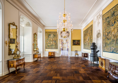 Schloss Bruchsal - Hauptbau / Corps de Logis - Von innen - Beletage - Gelbes Zimmer - Von Süden - Blick vom Durchgang zum Roten Zimmer nach Norden in das Gelbe Zimmer und in den Marmorsaal; zu sehen sind die Tapisserien mit Szenen aus dem Alten Testament, hergestellt von Martin II Reymbouts, die Kommoden, gefertigt von Abraham Roentgen, sowie das Gemälde von Januarius Zick (aufgenommen im November 2020, am späten Vormittag) Schloss Bruchsal - Hauptbau / Corps de Logis - Von innen - Beletage - Gelbes Zimmer - Von Süden - Blick vom Durchgang zum Roten Zimmer nach Norden in das Gelbe Zimmer und in den Marmorsaal; zu sehen sind die Tapisserien mit Szenen aus dem Alten Testament, hergestellt von Martin II Reymbouts, die Kommoden, gefertigt von Abraham Roentgen, sowie das Gemälde von Januarius Zick (aufgenommen im November 2020, am späten Vormittag)
