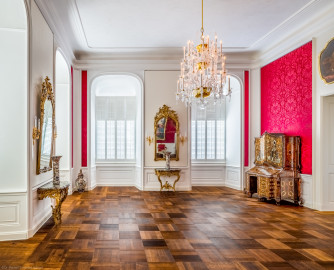 Schloss Bruchsal - Hauptbau / Corps de Logis - Von innen - Beletage - Rotes Zimmer - Von Osten - Blick vom Durchgang in das Grüne Zimmer nach Westen in das Rote Zimmer, links und in der Mitte die beiden Konsoltische, vermutlich hergestellt von Ferdinand Hund, rechts ein Schreibschrank, vermutlich hergestellt in einer Mainzer oder Würzburger Werkstatt (aufgenommen im November 2020, am frühen Nachmittag) Schloss Bruchsal - Hauptbau / Corps de Logis - Von innen - Beletage - Rotes Zimmer - Von Osten - Blick vom Durchgang in das Grüne Zimmer nach Westen in das Rote Zimmer, links und in der Mitte die beiden Konsoltische, vermutlich hergestellt von Ferdinand Hund, rechts ein Schreibschrank, vermutlich hergestellt in einer Mainzer oder Würzburger Werkstatt (aufgenommen im November 2020, am frühen Nachmittag)