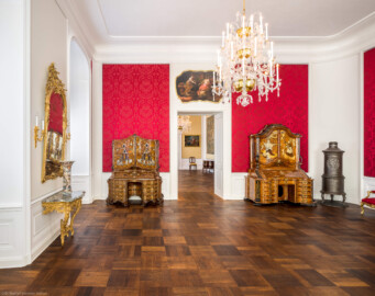 Schloss Bruchsal - Hauptbau / Corps de Logis - Von innen - Beletage - Rotes Zimmer - Von Süden - Blick nach Norden in das Rote Zimmer und den Durchgang zum Gelben Zimmer, ganz links ein Konsoltisch (vermutlich hergestellt von Ferdinand Hund), links und rechts zwei Schreibschränke (vermutlich hergestellt in einer Mainzer oder Würzburger Werkstatt), oben die Supraporte "Der Sturz des Phaeton" (gemalt von Januarius Zick) (aufgenommen im November 2020, am späten Vormittag) Schloss Bruchsal - Hauptbau / Corps de Logis - Von innen - Beletage - Rotes Zimmer - Von Süden - Blick nach Norden in das Rote Zimmer und den Durchgang zum Gelben Zimmer, ganz links ein Konsoltisch (vermutlich hergestellt von Ferdinand Hund), links und rechts zwei Schreibschränke (vermutlich hergestellt in einer Mainzer oder Würzburger Werkstatt), oben die Supraporte "Der Sturz des Phaeton" (gemalt von Januarius Zick) (aufgenommen im November 2020, am späten Vormittag)