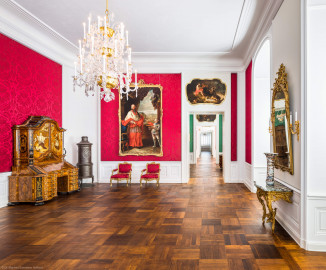 Schloss Bruchsal - Hauptbau / Corps de Logis - Von innen - Beletage - Rotes Zimmer - Von Westen - Blick nach Osten in das Rote Zimmer und auf die Enfilade vom Roten Zimmer bis zum Blauen Zimmer; ganz links ein Prunkschreibschrank (vermutlich hergestellt in einer Mainzer oder Würzburger Werkstatt), links das Porträt von Franz Christoph von Hutten zum Stolzenberg (gemalt von Nikolaus Treu), rechts oben die Supraporte "Die Erhebung des Herakles in den Olymp" (gemalt von Januarius Zick) (aufgenommen im November 2020, um die Mittagszeit) Schloss Bruchsal - Hauptbau / Corps de Logis - Von innen - Beletage - Rotes Zimmer - Von Westen - Blick nach Osten in das Rote Zimmer und auf die Enfilade vom Roten Zimmer bis zum Blauen Zimmer; ganz links ein Prunkschreibschrank (vermutlich hergestellt in einer Mainzer oder Würzburger Werkstatt), links das Porträt von Franz Christoph von Hutten zum Stolzenberg (gemalt von Nikolaus Treu), rechts oben die Supraporte "Die Erhebung des Herakles in den Olymp" (gemalt von Januarius Zick) (aufgenommen im November 2020, um die Mittagszeit)
