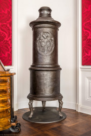 Schloss Bruchsal - Hauptbau / Corps de Logis - Von innen - Beletage - Rotes Zimmer - Nordostecke - Blick auf die Ofennische und den Stubenofen aus Gusseisen (sog. Kanonenofen) mit dem fürstbischöflichen Wappen von Franz Christoph von Hutten zum Stolzenberg (hergestellt wohl um 1761; Gewicht ca. 250 kg; beschädigt beim Brand 1945, wohl nach 2000 wiederhergestellt, u.a. durch Restauratorin Magdalena Baur und der Kunstschmiede Peter Klink aus Pfullendorf; Inv.Nr. G 16655) (aufgenommen im November 2020, am frühen Nachmittag) Schloss Bruchsal - Hauptbau / Corps de Logis - Von innen - Beletage - Rotes Zimmer - Nordostecke - Blick auf die Ofennische und den Stubenofen aus Gusseisen (sog. Kanonenofen) mit dem fürstbischöflichen Wappen von Franz Christoph von Hutten zum Stolzenberg (hergestellt wohl um 1761; Gewicht ca. 250 kg; beschädigt beim Brand 1945, wohl nach 2000 wiederhergestellt, u.a. durch Restauratorin Magdalena Baur und der Kunstschmiede Peter Klink aus Pfullendorf; Inv.Nr. G 16655) (aufgenommen im November 2020, am frühen Nachmittag)