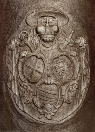 Schloss Bruchsal - Hauptbau / Corps de Logis - Von innen - Beletage - Rotes Zimmer - Nordostecke - Fürstbischöfliches Wappen von Franz Christoph von Hutten zum Stolzenberg am Stubenofen aus Gusseisen (hergestellt wohl um 1761; Gewicht ca. 250 kg; beschädigt beim Brand 1945, wohl nach 2000 wiederhergestellt, u.a. durch Restauratorin Magdalena Baur und der Kunstschmiede Peter Klink aus Pfullendorf; Inv.Nr. G 16655) (aufgenommen im November 2020, am Nachmittag) Schloss Bruchsal - Hauptbau / Corps de Logis - Von innen - Beletage - Rotes Zimmer - Nordostecke - Fürstbischöfliches Wappen von Franz Christoph von Hutten zum Stolzenberg am Stubenofen aus Gusseisen (hergestellt wohl um 1761; Gewicht ca. 250 kg; beschädigt beim Brand 1945, wohl nach 2000 wiederhergestellt, u.a. durch Restauratorin Magdalena Baur und der Kunstschmiede Peter Klink aus Pfullendorf; Inv.Nr. G 16655) (aufgenommen im November 2020, am Nachmittag)