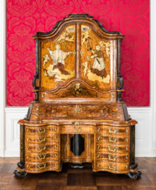 Schloss Bruchsal - Hauptbau / Corps de Logis - Von innen - Beletage - Rotes Zimmer - Nördliche Wand, Ostseite - Blick auf einen Prunkschreibschrank; auf der Schreibklappe das Monogramm von Franz Christoph von Hutten zum Stolzenberg; linke Tür: Darstellung des heiligen Johannes Nepomuk, rechte Tür: Darstellung des heiligen Karl Borromäus (Inv.Nr. G 1358; Höhe x Breite x Tiefe 244 x 185 x 92 cm; Datierung zwischen 1743 und 1761; Hersteller unbekannt) (aufgenommen im November 2020, am Nachmittag) Schloss Bruchsal - Hauptbau / Corps de Logis - Von innen - Beletage - Rotes Zimmer - Nördliche Wand, Ostseite - Blick auf einen Prunkschreibschrank; auf der Schreibklappe das Monogramm von Franz Christoph von Hutten zum Stolzenberg; linke Tür: Darstellung des heiligen Johannes Nepomuk, rechte Tür: Darstellung des heiligen Karl Borromäus (Inv.Nr. G 1358; Höhe x Breite x Tiefe 244 x 185 x 92 cm; Datierung zwischen 1743 und 1761; Hersteller unbekannt) (aufgenommen im November 2020, am Nachmittag)