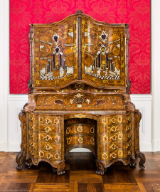 Schloss Bruchsal - Hauptbau / Corps de Logis - Von innen - Beletage - Rotes Zimmer - Nördliche Wand, Westseite - Blick auf einen Prunkschreibschrank; auf der Schreibklappe das Monogramm von Franz Christoph von Hutten zum Stolzenberg (Inv.Nr. G 1359; Höhe x Breite x Tiefe 218 x 182 x 88 cm; Datierung zwischen 1743 und 1761; Hersteller unbekannt) (aufgenommen im November 2020, am Nachmittag) Schloss Bruchsal - Hauptbau / Corps de Logis - Von innen - Beletage - Rotes Zimmer - Nördliche Wand, Westseite - Blick auf einen Prunkschreibschrank; auf der Schreibklappe das Monogramm von Franz Christoph von Hutten zum Stolzenberg (Inv.Nr. G 1359; Höhe x Breite x Tiefe 218 x 182 x 88 cm; Datierung zwischen 1743 und 1761; Hersteller unbekannt) (aufgenommen im November 2020, am Nachmittag)