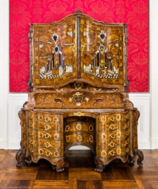 Schloss Bruchsal - Hauptbau / Corps de Logis - Von innen - Beletage - Rotes Zimmer - Nördliche Wand, Westseite - Blick auf einen Prunkschreibschrank; auf der Schreibklappe das Monogramm von Franz Christoph von Hutten zum Stolzenberg (Inv.Nr. G 1359; Höhe x Breite x Tiefe 218 x 182 x 88 cm; Datierung zwischen 1743 und 1761; Hersteller unbekannt) (aufgenommen im November 2020, am Nachmittag) Schloss Bruchsal - Hauptbau / Corps de Logis - Von innen - Beletage - Rotes Zimmer - Nördliche Wand, Westseite - Blick auf einen Prunkschreibschrank; auf der Schreibklappe das Monogramm von Franz Christoph von Hutten zum Stolzenberg (Inv.Nr. G 1359; Höhe x Breite x Tiefe 218 x 182 x 88 cm; Datierung zwischen 1743 und 1761; Hersteller unbekannt) (aufgenommen im November 2020, am Nachmittag)