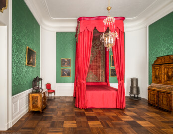 Schloss Bruchsal - Hauptbau / Corps de Logis - Von innen - Beletage - Grünes Zimmer - Blick vom westlichen Fenster in das Zimmer, in der Mitte das rote Prunkbett (Bettgestell, Betthimmel und Behänge um 1700) (aufgenommen im November 2020, am Nachmittag) Schloss Bruchsal - Hauptbau / Corps de Logis - Von innen - Beletage - Grünes Zimmer - Blick vom westlichen Fenster in das Zimmer, in der Mitte das rote Prunkbett (Bettgestell, Betthimmel und Behänge um 1700) (aufgenommen im November 2020, am Nachmittag)