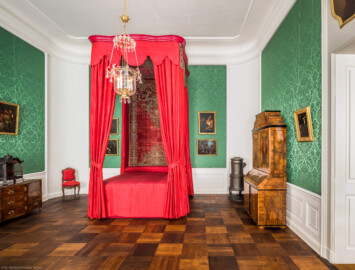 Schloss Bruchsal - Hauptbau / Corps de Logis - Von innen - Beletage - Grünes Zimmer - Blick vom östlichen Fenster in das Zimmer, in der Mitte das rote Prunkbett (Bettgestell, Betthimmel und Behänge um 1700) (aufgenommen im November 2020, am Nachmittag) Schloss Bruchsal - Hauptbau / Corps de Logis - Von innen - Beletage - Grünes Zimmer - Blick vom östlichen Fenster in das Zimmer, in der Mitte das rote Prunkbett (Bettgestell, Betthimmel und Behänge um 1700) (aufgenommen im November 2020, am Nachmittag)