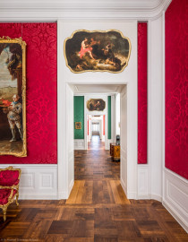 Schloss Bruchsal - Hauptbau / Corps de Logis - Von innen - Beletage - Rotes Zimmer - Von Westen - Blick nach Osten in das Rote Zimmer und auf die Enfilade vom Roten Zimmer bis zum Blauen Zimmer; links das Porträt von Franz Christoph von Hutten zum Stolzenberg (gemalt von Nikolaus Treu), oben die Supraporte "Die Erhebung des Herakles in den Olymp" (gemalt von Januarius Zick), im Grünen Zimmer die Supraporte "Die Astronomie" (gemalt von Johann Zick) (aufgenommen im November 2020, am Nachmittag) Schloss Bruchsal - Hauptbau / Corps de Logis - Von innen - Beletage - Rotes Zimmer - Von Westen - Blick nach Osten in das Rote Zimmer und auf die Enfilade vom Roten Zimmer bis zum Blauen Zimmer; links das Porträt von Franz Christoph von Hutten zum Stolzenberg (gemalt von Nikolaus Treu), oben die Supraporte "Die Erhebung des Herakles in den Olymp" (gemalt von Januarius Zick), im Grünen Zimmer die Supraporte "Die Astronomie" (gemalt von Johann Zick) (aufgenommen im November 2020, am Nachmittag)