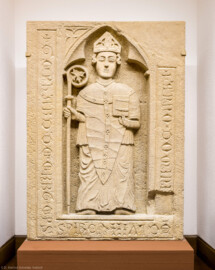 Städtisches Museum Bruchsal - Schloss Bruchsal - Hauptbau / Corps de Logis - Südlicher Raum, Bereich Mittelalter bis Neuzeit - Blick auf das Epitaph aus dem 14. Jahrhundert von Gerhard von Ehrenberg (1336-1363), Bischof von Speyer; Abguss vom Bruchsaler Bergfried (dem Turm des "Alten Schlosses") (aufgenommen im November 2020, am Nachmittag)