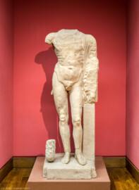 Städtisches Museum Bruchsal - Schloss Bruchsal - Hauptbau / Corps de Logis - Südlicher Raum, Bereich Römerzeit - Blick auf die römische Skulptur "Herkules", gefunden in der römischen Siedlung Stettfeld in der Gemeinde Ubstadt-Weiher (Kopie; das Original befindet sich im Badischen Landesmuseum in Karlsruhe) (aufgenommen im November 2020, am Nachmittag) Städtisches Museum Bruchsal - Schloss Bruchsal - Hauptbau / Corps de Logis - Südlicher Raum, Bereich Römerzeit - Blick auf die römische Skulptur "Herkules", gefunden in der römischen Siedlung Stettfeld in der Gemeinde Ubstadt-Weiher (Kopie; das Original befindet sich im Badischen Landesmuseum in Karlsruhe) (aufgenommen im November 2020, am Nachmittag)