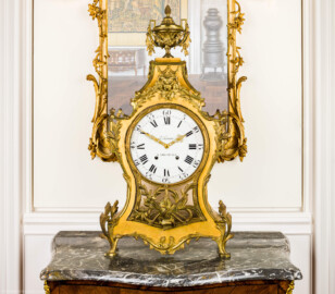 Schloss Bruchsal - Hauptbau / Corps de Logis - Von innen - Beletage - Gelbes Zimmer - Westwand, nördlich - Blick auf die Kartelluhr des Hofuhrenmachers Franz Anton Koenner, auf einer Kommode stehend, dahinter ein Spiegel (Uhr gefertigt um 1780 in Bruchsal) (aufgenommen im November 2020, am frühen Nachmittag)